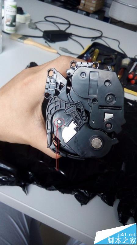 惠普打印機怎么給2612a硒鼓加粉?
