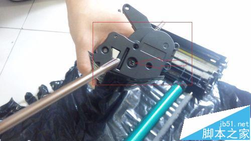 惠普打印機怎么給2612a硒鼓加粉?